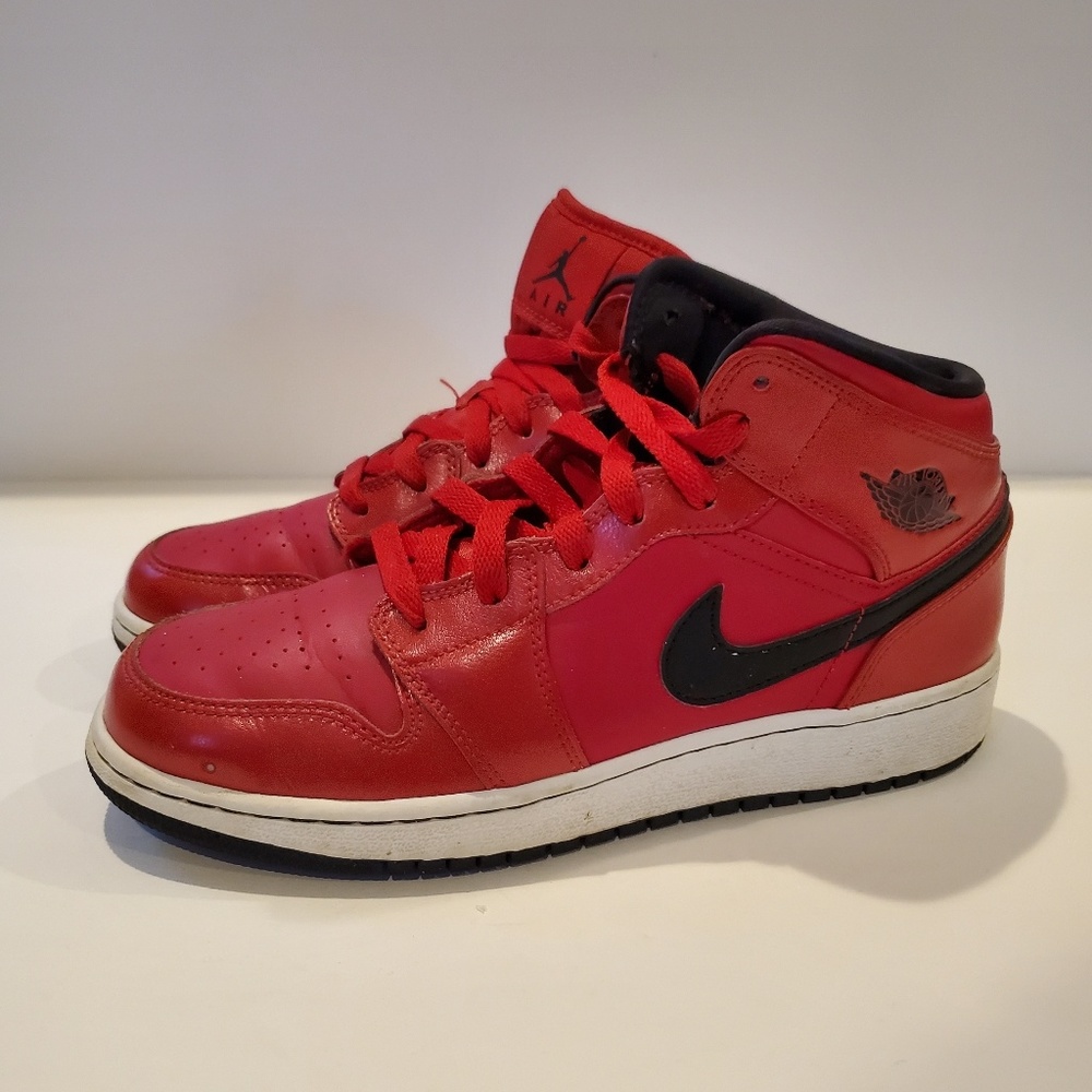 Air Jordan 1 Retro Mid GS 'Gym Red' SKU: 554725 602 size 6 youth